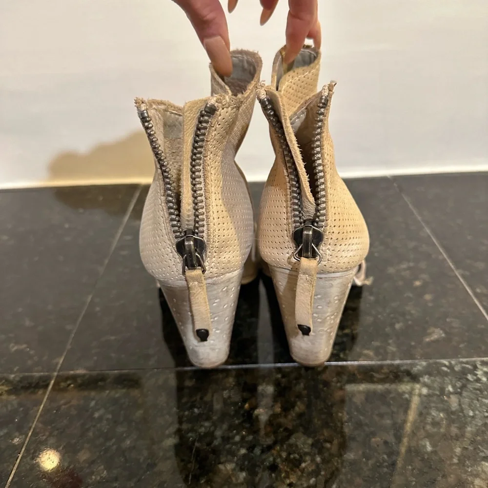Booties. - Picture 5 of 5